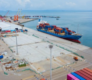 New Container Terminal (renovated from General Cargo Terminal) carried out discharging and loading container operation
