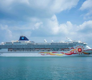 NORWEGIAN SUN cruise ship with nationality of BAHAMAS
