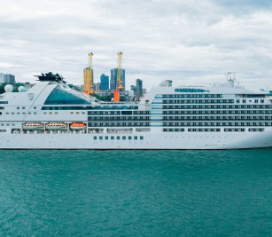 នាវាទេសចរណ៍ ឈ្មោះ SEABOURN ENCORE សញ្ជាតិ BAHAMAS ដែលមានប្រវែងបណ្តោយ ២១០,៥ ម៉ែត្រ ប្រវែងទទឹង ២៨ ម៉ែត្រ ជម្រៅ ៦ ម៉ែត្រ បានចូលចតនៅ កសស ដោយសុវត្ថិភាព