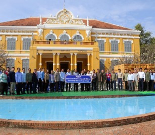 ការប្រគល់អំណោយជូនរដ្ឋបាលខេត្តបាត់ដំបង ដើម្បីចែកជូនដល់វីរកងទ័ពការពារព្រំដែន និងបងប្អូនប្រជាពលរដ្ឋភៀសសឹកក្នុងភូមិសាស្ត្រខេត្តបាត់ដំបង
