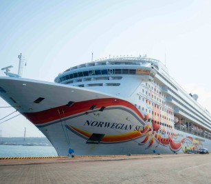 នាវាទេសចរណ៍ឈ្មោះ NORWEGIAN SUN សញ្ជាតិ BAHAMAS
