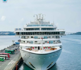 SEABOURN ENCORE cruise ship with nationality of BAHAMAS
