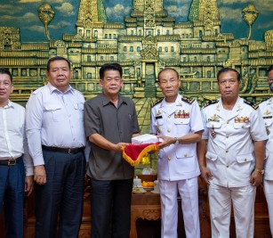 Participate in the reminiscence ceremony and best wishes to all captains, chief officers and crews at Ream Navy Base on the occasion of upcoming Khmer Traditional New Year
