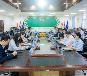 កិច្ចប្រជុំពិភាក្សាការងារ ជាមួយគណៈប្រតិភូធនាគារសក្តានុពលរបស់ចិន នៅកំពង់ផែស្វយ័តក្រុងព្រះសីហនុ