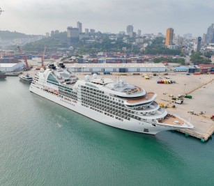 Seabourn Encore cruise ship with Bahamas nationality, length of 210.50 meters, width of 28 meters, and depth of -6.60 meters, docked safely at PAS
