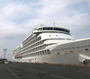 នាវាទេសចរណ៍ឈ្មោះ Seven Seas Navigator មកពីកំពង់ផែ Ho Chi Minh ប្រទេសវៀតណាម
