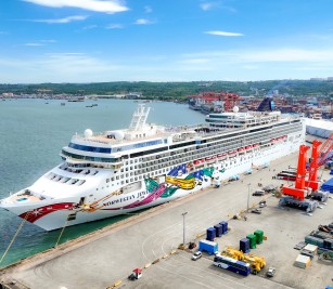 NORWEGIAN JEWEL cruise ship with nationality of BAHAMAS, length of 394.13 meters, width of 32.20 meters, docked safely at PAS to visit Cambodia
