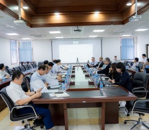 កិច្ចប្រជុំចាប់ផ្តើម Kick-Off Meeting សម្រាប់ការផ្គត់ផ្គង់គ្រឿងចក្រលើកដាក់ទំនិញ (កញ្ចប់ទី២) នៃគម្រោងអភិវឌ្ឍន៍ចំណតផែកុងតឺន័រថ្មីទឹកជ្រៅថ្មី