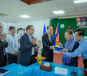 Welcomed and presented to the delegation led by His Excellency Dr. Kitti Barekrak. Keat Chhon, Honorary Chairman of the Supreme National Economic Council (SNEC)
