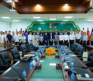 កិច្ចប្រជុំពិភាក្សាការងារ ជាមួយនឹង គណៈប្រតិភូសមាគមភស្តុភារកម្មកម្ពុជា (CLA) សភាពាណិជ្ជកម្មកម្ពុជា (CCC) និងសមាគមវាយនភណ្ឌសម្លៀកបំពាក់ ស្បែកជើង