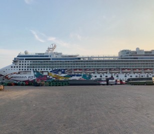 នាវាទេសចរណ៍ឈ្មោះ Norwegian Jewel ដែលជានាវាទី ២៥ ចូលចតនៅកំពង់ផែស្វយ័តក្រុងព្រះសីហនុ
