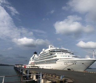 នាវាទេសចរណ៍ឈ្មោះ Seabourn Sojourn ដែលជានាវាទី ២៩ ចូលចតនៅកំពង់ផែស្វយ័តក្រុងព្រះសីហនុ
