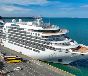 នាវាទេសចរណ៍ ឈ្មោះ SEABOURN ENCORE សញ្ជាតិ  BAHAMAS ដែលមានប្រវែងបណ្តោយ   ២១០.៥ម៉ែត្រ  ទទឹង ២៨ម៉ែត្រ ជម្រៅ -៦ម៉ែត្រ  ចេញដំណើរមកពីប្រទេសថៃ បានចូលចតនៅកំពង់ផែស្វយ័តក្រុងព្រះសីហនុ
