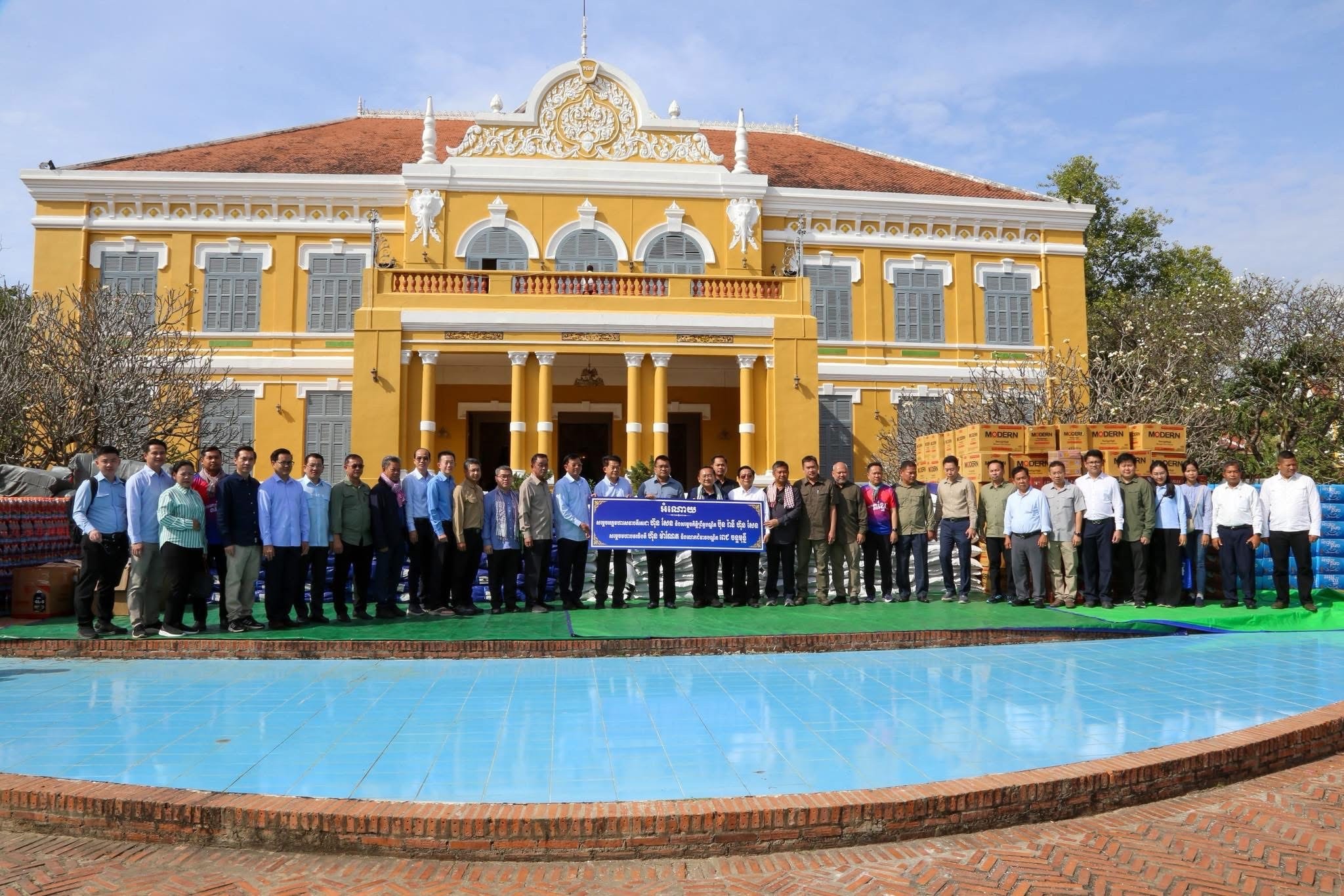 A ceremony to award medals to border guards and people fleeing war in the territory of Battambang province.
