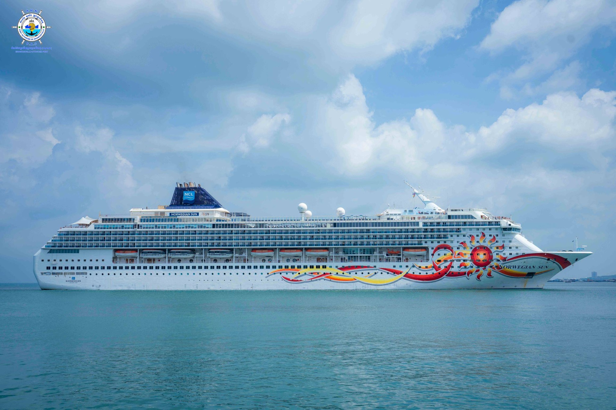 NORWEGIAN SUN cruise ship with nationality of BAHAMAS
