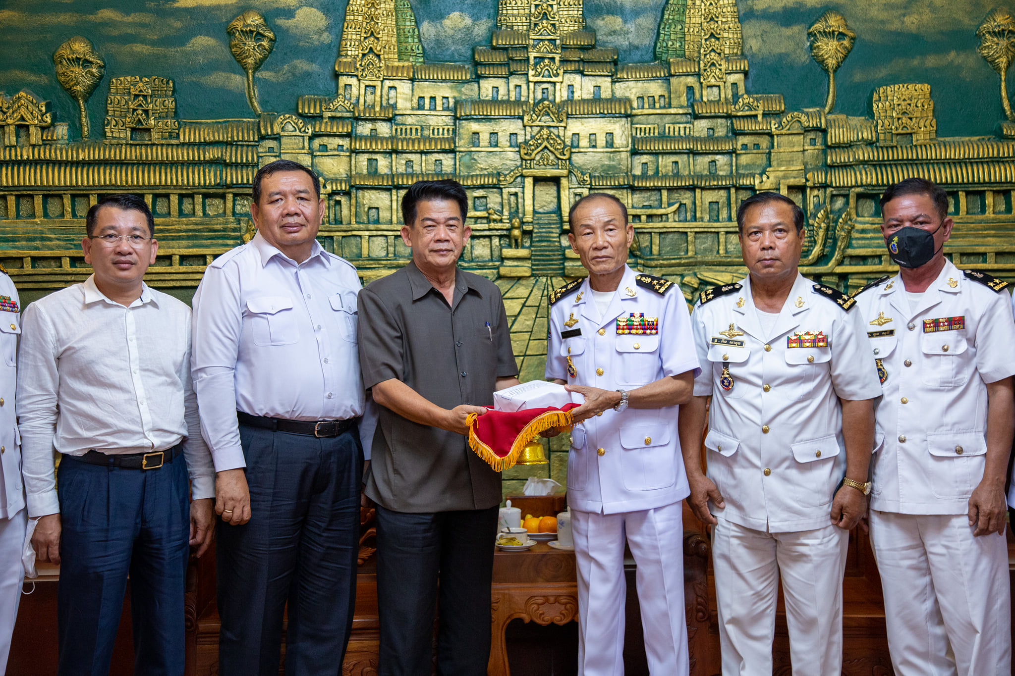Participate in the reminiscence ceremony and best wishes to all captains, chief officers and crews at Ream Navy Base on the occasion of upcoming Khmer Traditional New Year
