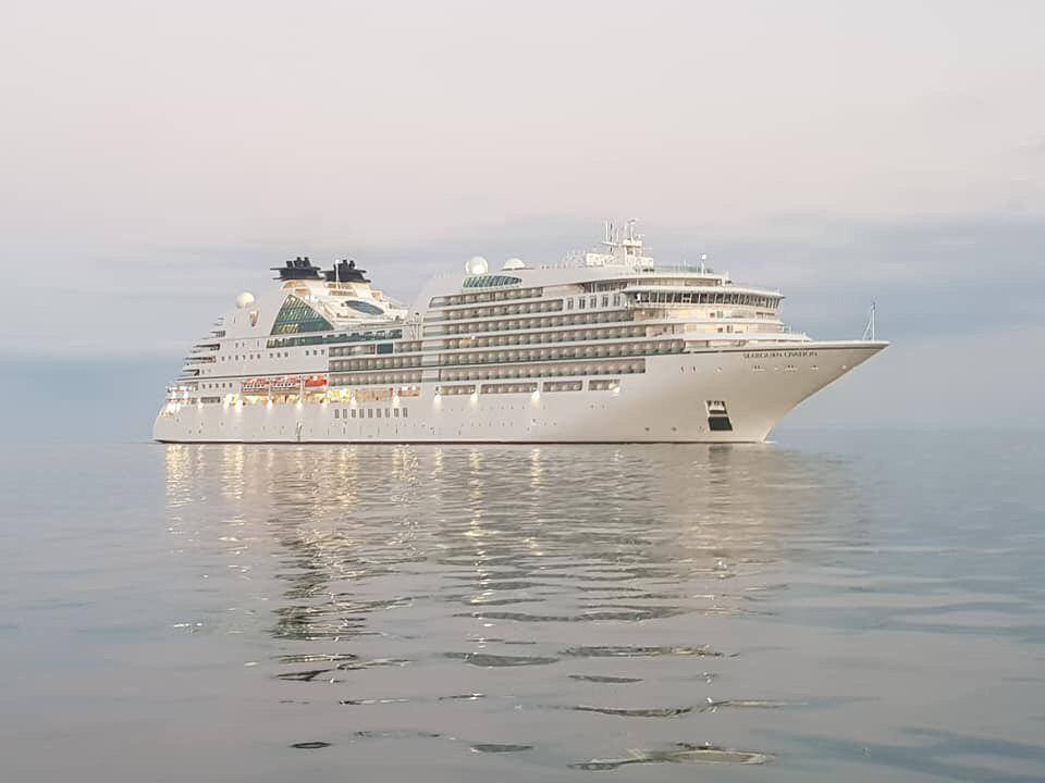 នាវាទេសចរណ៍ឈ្មោះ Seabourn Ovation ដែលជានាវាទី ២២ ចូលចតនៅកំពង់ផែស្វយ័តក្រុងព្រះសីហនុ
