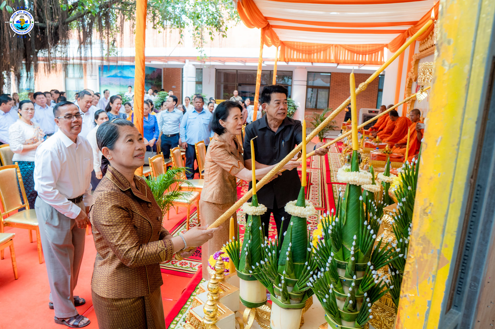 កំពង់ផែស្វយ័តក្រុងព្រះសីហនុ បានរៀបចំ ពិធីចម្រើនព្រះបរិត្ត ជ័យមង្គលសិរីសួស្តី ក្នុងឱកាសបុណ្យចូលឆ្នាំថ្មី ប្រពៃណីជាតិ ឆ្នាំថោះ បញ្ចស័ក ព.ស ២៥៦៧ គ.ស ២០២៣ នៅអគាររដ្ឋបាល កសស
