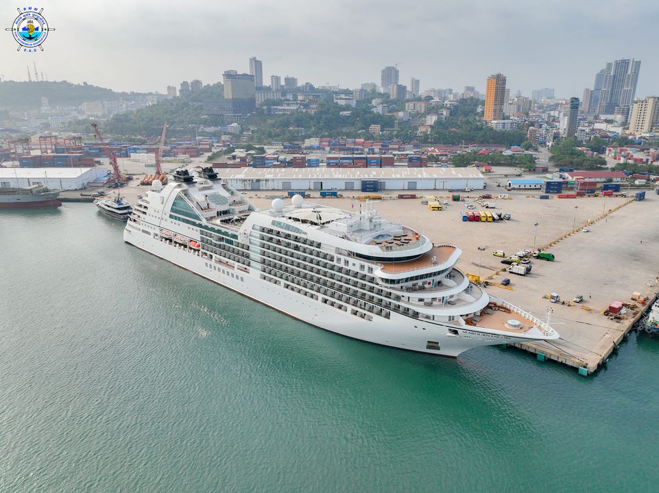 Seabourn Encore cruise ship with Bahamas nationality, length of 210.50 meters, width of 28 meters, and depth of -6.60 meters, docked safely at PAS
