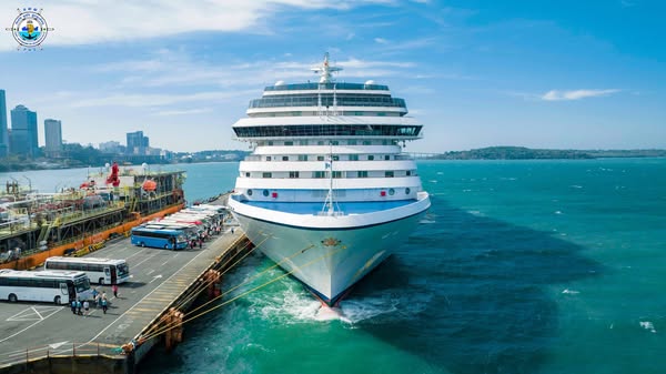 RIVIERA cruise ship with nationality of MARSHALL ISLAND
