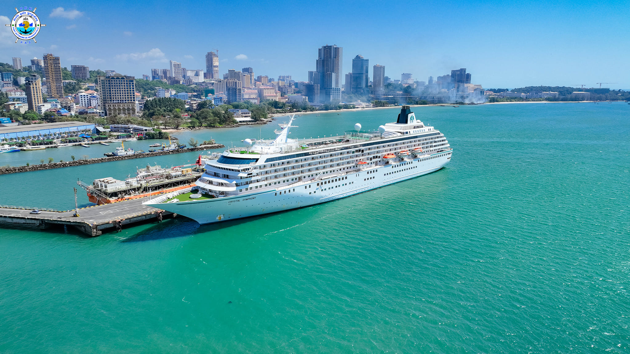 នាវាទេសចរណ៍ ឈ្មោះ CRYSTAL SYMPHONY សញ្ជាតិ Bahamas ដែលមានប្រវែងបណ្តោយ ២៣៨,០១ ម៉ែត្រ និងប្រវែងទទឹង ៣០,២០ ម៉ែត្រ បានចូលចតនៅ កសស ដោយសុវត្ថិភាព
