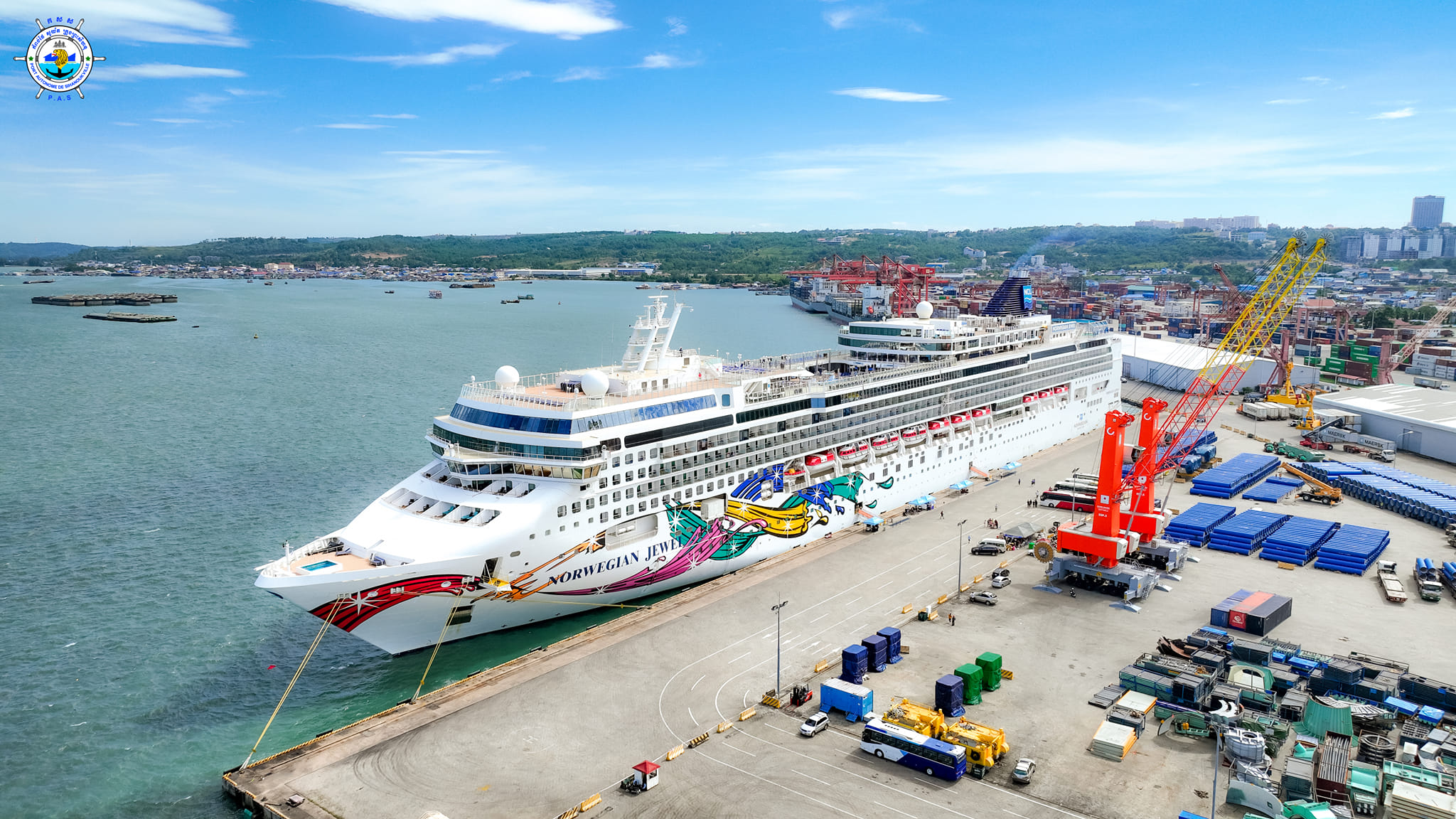 នាវាទេសចរណ៍​​០១គ្រឿង ឈ្មោះ NORWEGIAN JEWEL សញ្ជាតិ​ BAHAMAS ដែលមានប្រវែងបណ្តោយ​ ២៩៤.១៣ម៉ែត្រ​ ទទឹង៣២.២០ម៉ែត្រ ចេញដំណេីរមកពីប្រទេសវៀតណាម បានចូលចតនៅកំពង់ផែស្វយ័តក្រុងព្រះសីហនុ
