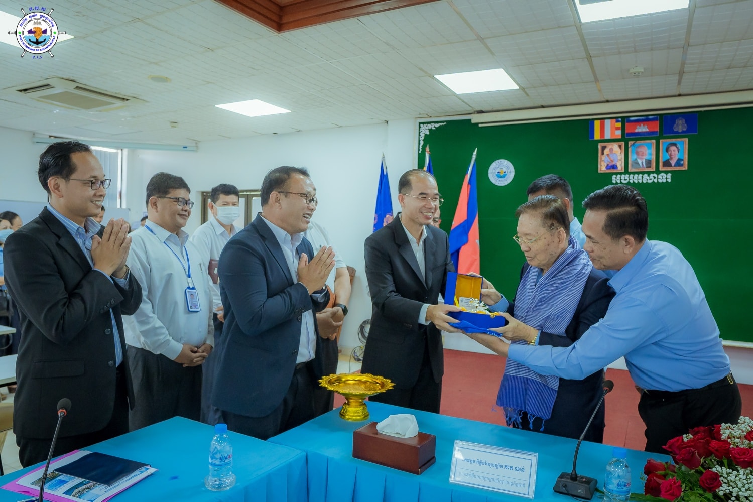 ការទទួលស្វាគមន៍ដ៍កក់ក្តៅបំផុត និងធ្វើបទបង្ហាញជូនដល់គណៈប្រតិភូដឹកនាំដោយ ឯកឧត្តមកិត្តិបរិរក្សបណ្ឌិត គាត ឈន់ ប្រធានកិត្តិយសឧត្តមក្រុមប្រឹក្សាសេដ្ឋកិច្ចជាតិ
