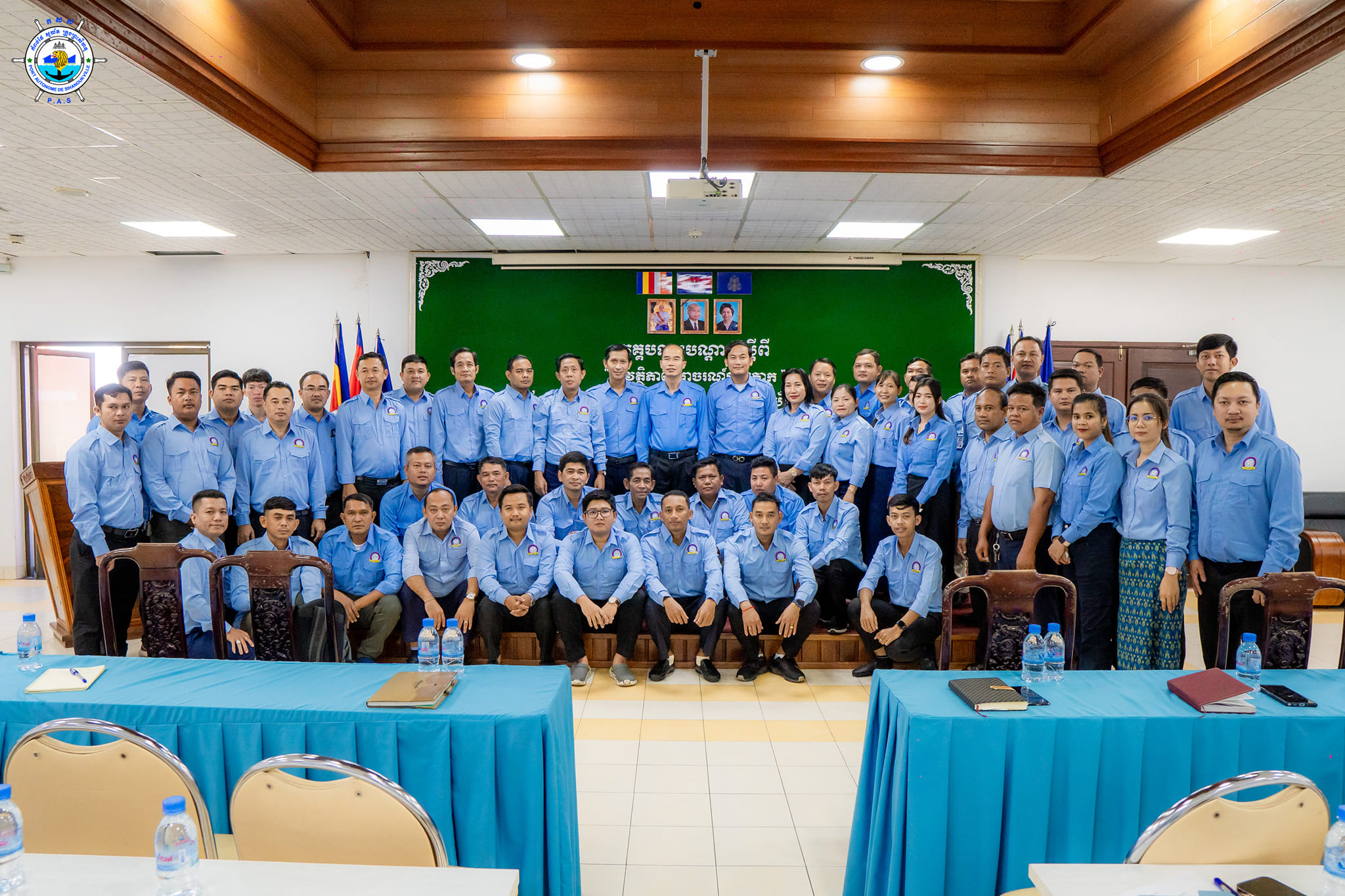 កំពង់ផែស្វយ័តក្រុងព្រះសីហនុ និងលោក ព្រំ វន្ថា ប្រធាននាយកដ្ឋានសុវត្ថិភាពចរាចរណ៏ផ្លូវគោក តំណាងឯកឧត្តម ឈួន វ៉ន់ អគ្គនាយក អគ្គនាយកដ្នានដឹកជញ្ជូនផ្លូវគោក បានបើកវគ្គបណ្តុះបណ្តាល ស្តីពីសុវត្ថិភាពចរាចរណ៍ផ្លូវគោក ដល់សមាជិក សមាជិកា សសយក
