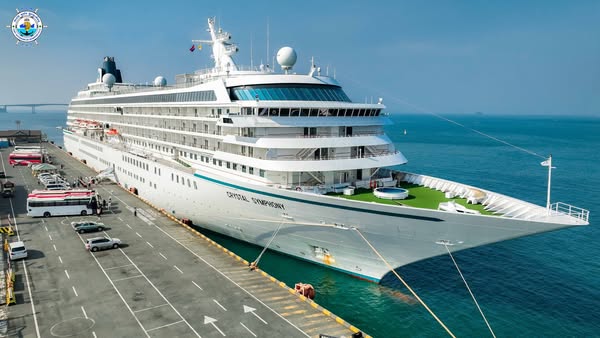 CRYSTAL SYMPHONY cruise ship with nationality of BAHAMAS
