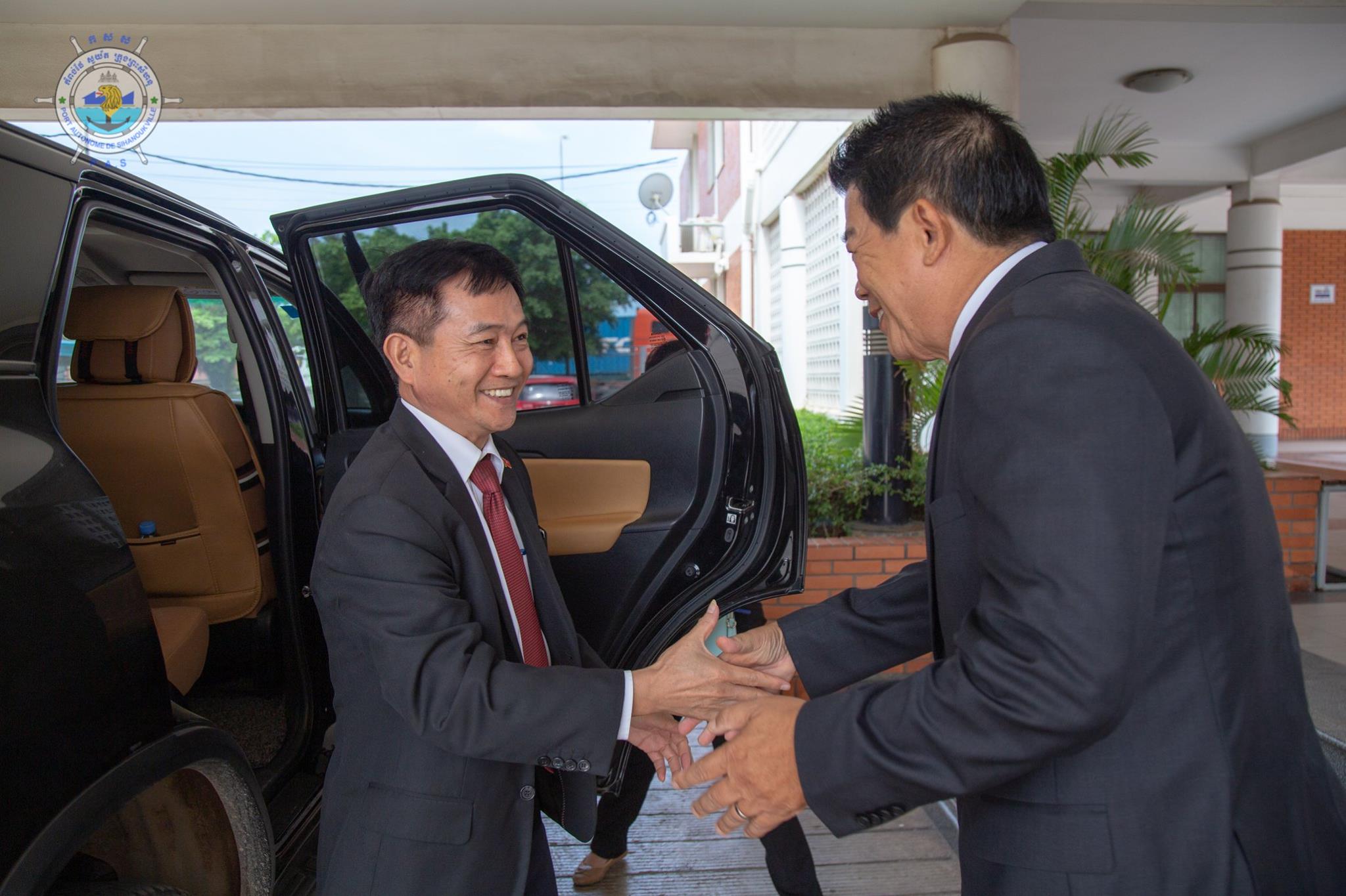 ​ឯកឧត្តម​អគ្គកុងស៊ុល​វៀតណាម ប្រចាំខេត្តព្រះសីហនុ បានជូនពរថ្នាក់ដឹកនាំកំពង់ផែ ក្នុង​ឱកាស​បុណ្យចូលឆ្នាំ​ថ្មី​ប្រពៃណីជាតិខ្មែរ

