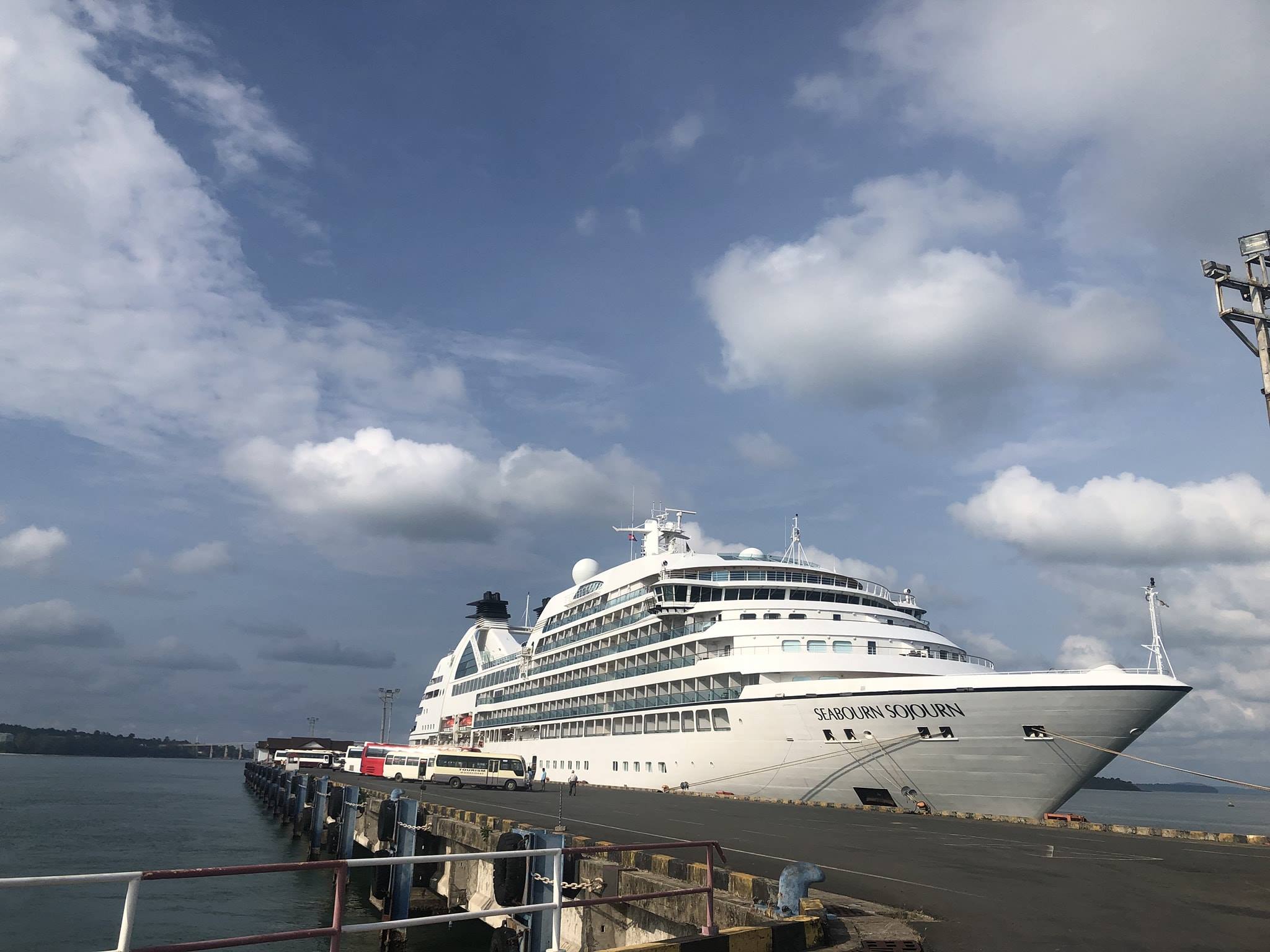 នាវាទេសចរណ៍ឈ្មោះ Seabourn Sojourn ដែលជានាវាទី ២៩ ចូលចតនៅកំពង់ផែស្វយ័តក្រុងព្រះសីហនុ
