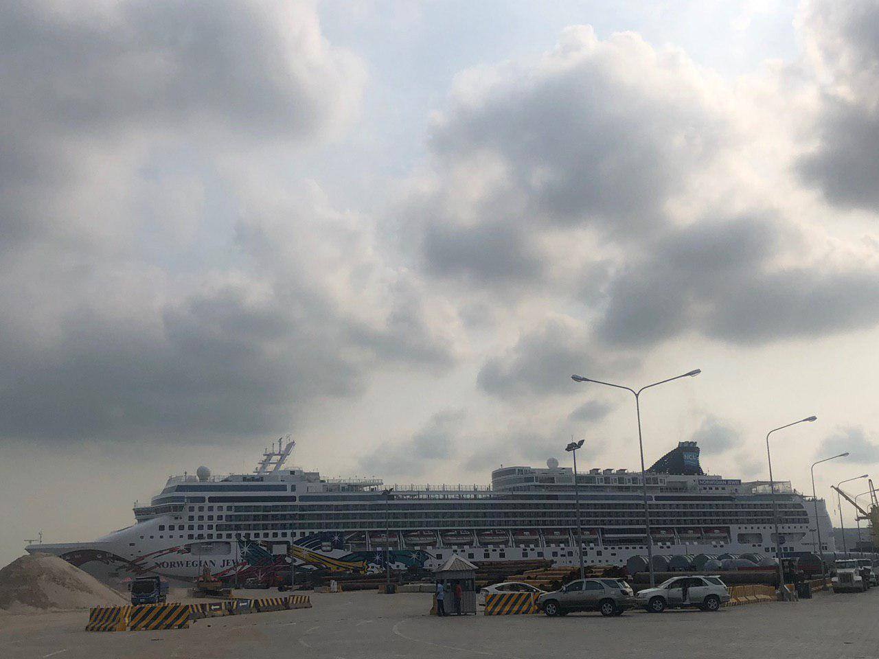 នាវាទេសចរណ៍ឈ្មោះ Norwegian Jewel ដែលជានាវាទី ២៨ ចូលចតនៅកំពង់ផែស្វយ័តក្រុងព្រះសីហនុ
