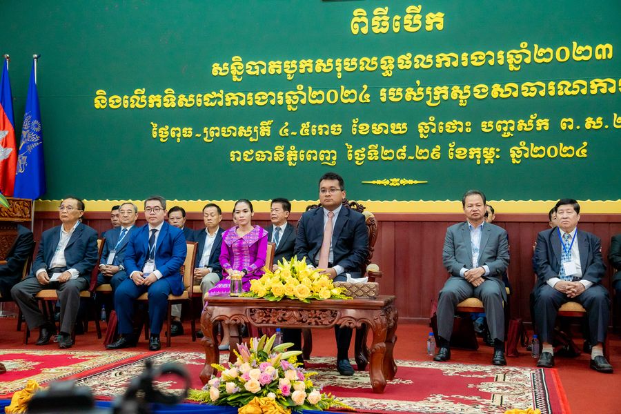 ចូលរួមពិធីមហាសន្និបាតបូកសរុបលទ្ធផលការងារឆ្នាំ២០២៣ និងលើកទិសដៅឆ្នាំ២០២៤ របស់ក្រសួងសាធារណការ និងដឹកជញ្ជូន
