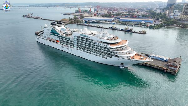 នាវាទេសចរណ៍ ឈ្មោះ SEABOURN ENCORE សញ្ជាតិ  BAHAMAS ដែលមានប្រវែងបណ្តោយ   ២១០.៥ម៉ែត្រ  ទទឹង ២៨ម៉ែត្រ ជម្រៅ -៦ម៉ែត្រ  ចេញដំណើរមកពីវៀតណាម បានចូលចតនៅកំពង់ផែស្វយ័តក្រុងព្រះសីហនុ
