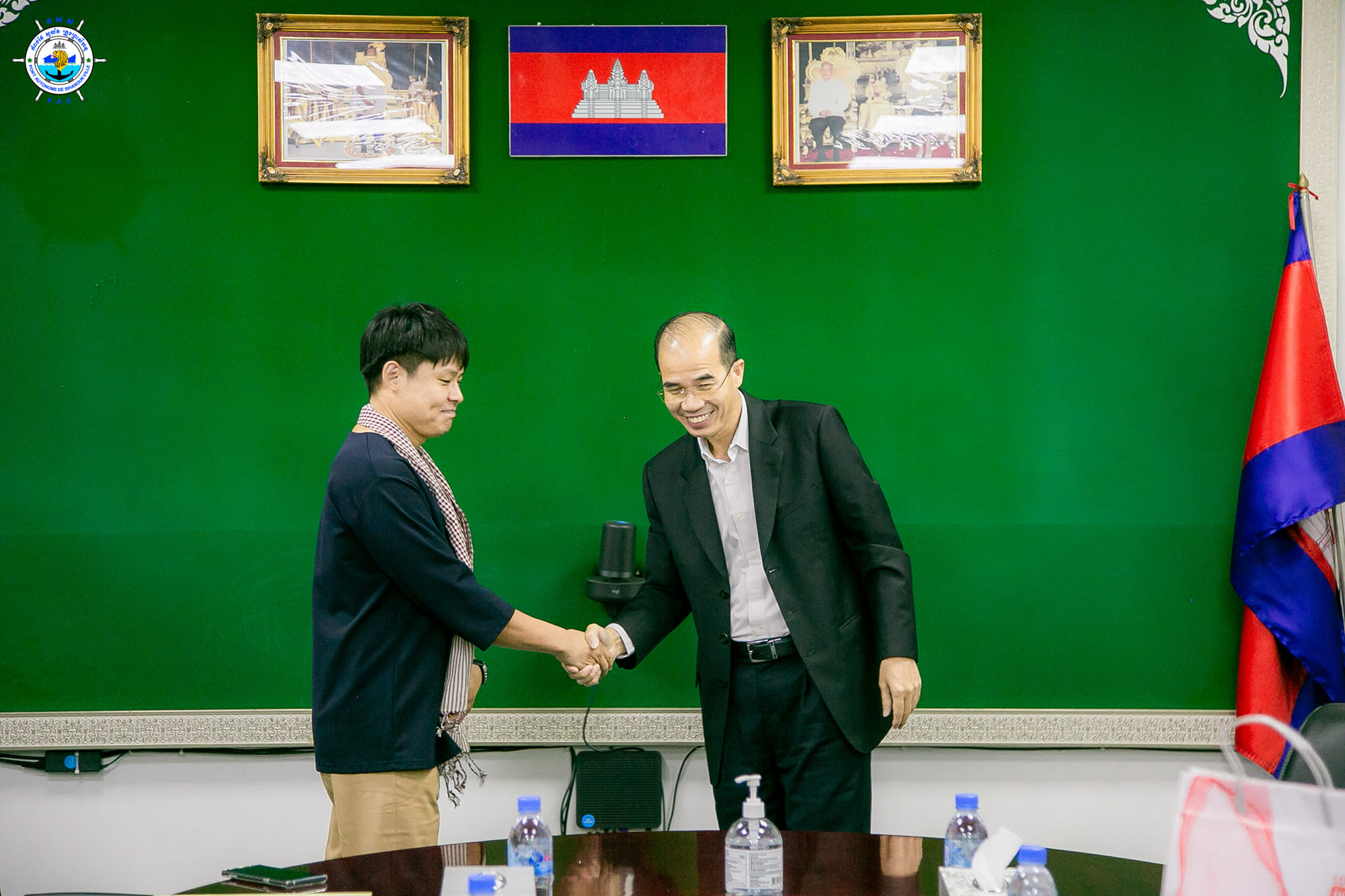 ថ្នាក់ដឹកនាំ កសស បានទទួលស្វាគមន៍ ដំណើរទស្សនកិច្ចក្រុមហ៊ុន Moorim P&P Co., Ltd ដើម្បីស្វែងយល់ពីគម្រោងពង្រីកនៃកំពង់ផែស្វយ័តក្រុងព្រះសីហនុ ក្នុងគោលបំណងនាំចេញនូវផលិតផលរបស់ខ្លួននៅពេលអនាគត
